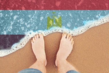 Bayrak Mısır ile güneşli kumlu plajda Feet. sörf üst vew.