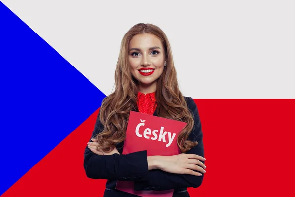 Retrato de mujer sonriente contra la bandera de la República Checa . — Foto de Stock