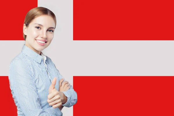 Viaja y aprende el concepto de idioma danés. Mujer sonriente feliz —  Fotos de Stock
