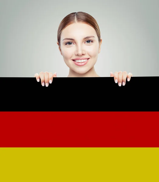 Viajar en Alemania concepto. Mujer bonita mostrando bandera de Alemania —  Fotos de Stock