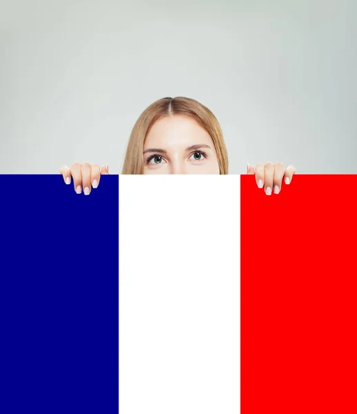 França conceito com mulher feliz mostrando bandeira francesa . — Fotografia de Stock