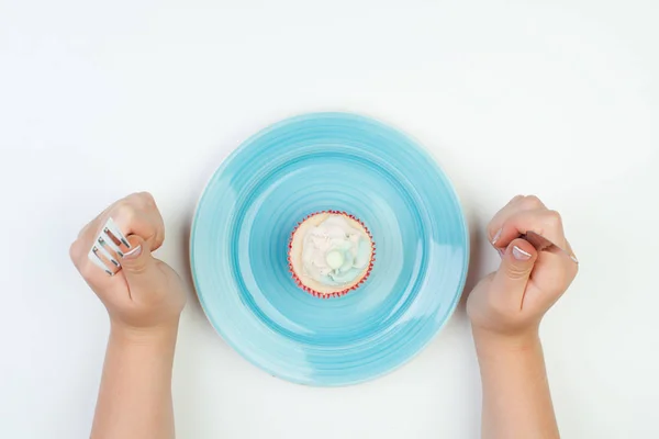 Słodki tort na niebieskim talerzu, widok z góry na białym tle. — Zdjęcie stockowe