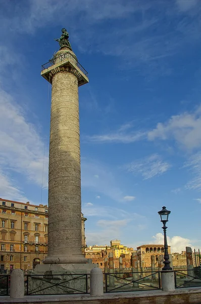 Europa. De Italia. En Roma. Columna de Troya. Paisaje urbano con cielo azul — Foto de Stock