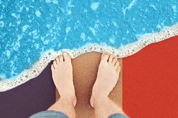 Feet Beach med flagga Frankrike, havs bakgrund. Manliga fötter i sand — Stockfoto