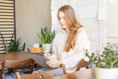 Laptop Gadget kapalı genç güzel kadın