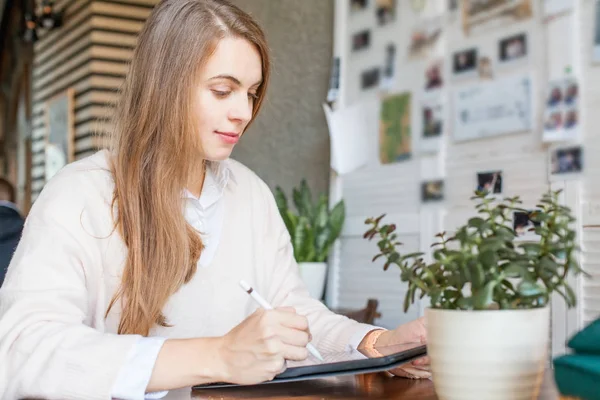 Feliz mujer de negocios inteligente en ropa casual sentado con el ordenador portátil — Foto de Stock