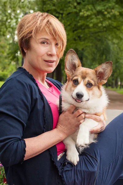 Vacker Senior Kvinna kramar hennes hund sällskapsdjur utomhus — Stockfoto