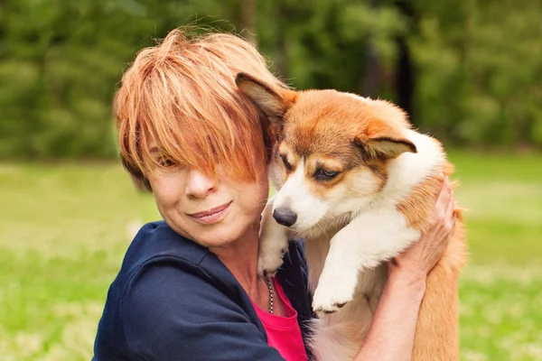 Lycklig Senior Kvinna med hennes husdjur vän hund valp gosa — Stockfoto