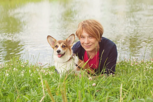 Närbild porträtt av Senior Kvinna i parken på en sommardag — Stockfoto