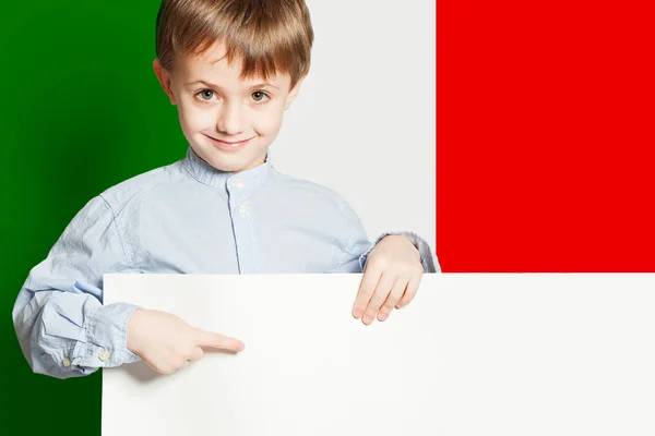 Boldog gyermek fiú gazdaság fehér banner olasz zászló — Stock Fotó