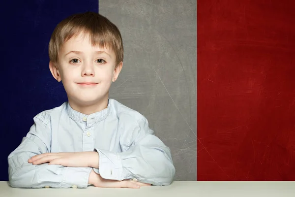 Lernen französisch Sprachkonzept. glückliches Kind Student mit Fahne Frankreich — Stockfoto