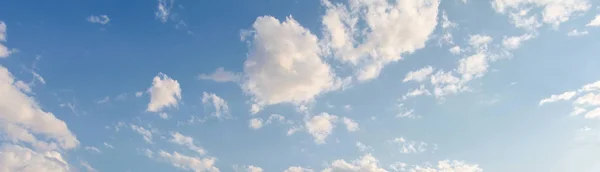 Голубое небо на фоне. Красивый пейзаж с облаками на небе — стоковое фото