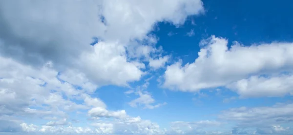 青い空の雲の背景。雲と美しい風景 — ストック写真