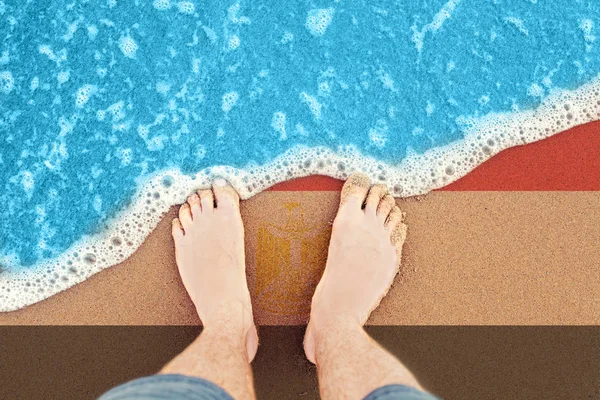 Fötterna på den soliga sandstranden med flagga Egypten. Topp VEW på Sea Wave — Stockfoto