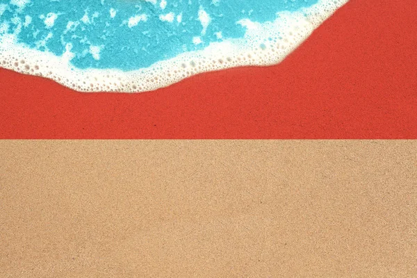 Sea Wave på den soliga sandstranden med flagga Indonesien. — Stockfoto