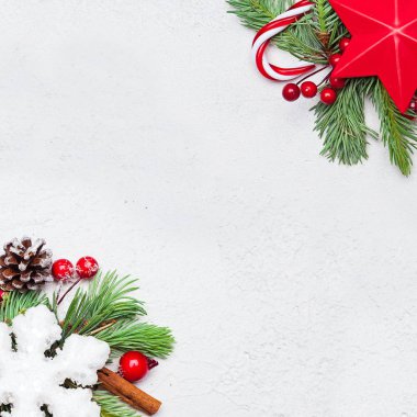 Noel kompozisyon. Kırmızı yıldızlar, Holly çilek, kar tanesi