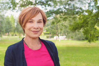 Arkadaş canlısı yaşlı kadın portre. Sağlıklı mutlu zarif kadın 