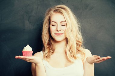 Boş ve sağlıksız gıda ile gülümseyen güzel kadın. 