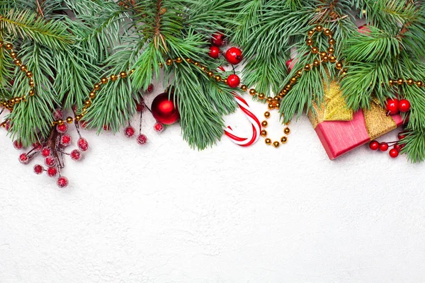 Composizione natalizia. Frontiera in ramo di abete verde di Natale — Foto Stock