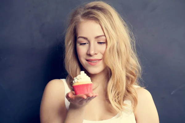 Sorrindo Cute Girl segurando bolo em suas mãos. Mulher bonita — Fotografia de Stock