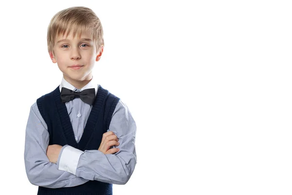Pruva kravat ile klasik elbise sarışın çocuk portresi. — Stok fotoğraf