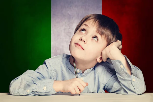 Pensando bambino ragazzo studente sullo sfondo bandiera Italia . — Foto Stock