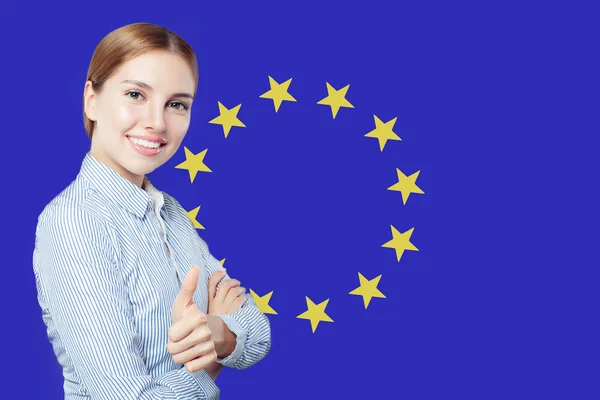 Conceito da União Europeia com mulher feliz mostrando polegar para cima — Fotografia de Stock