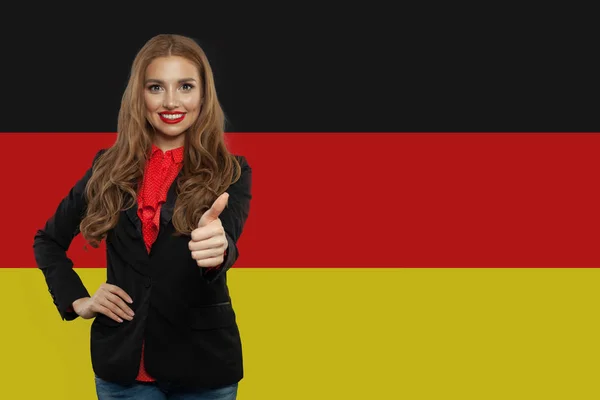 Viajar en Alemania concepto. Mujer bonita mostrando el pulgar hacia arriba —  Fotos de Stock