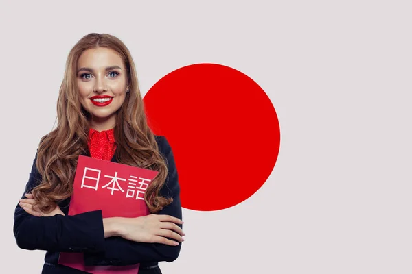 Japonca dil eğitimi. Japonya bayrağı ile güzel esmer kız öğrenci — Stok fotoğraf