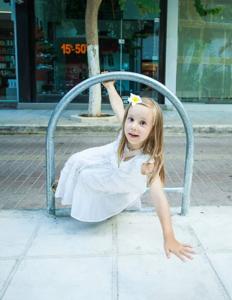 Enfant fille avec visage surprise jouer à proximité avec la route dans la ville — Photo