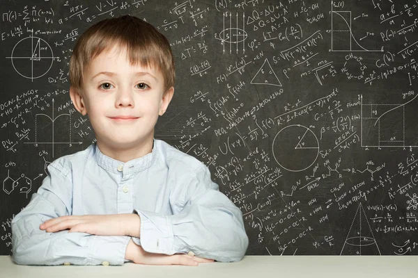 黒板の背景にかわいいスマートな子供の学生 — ストック写真