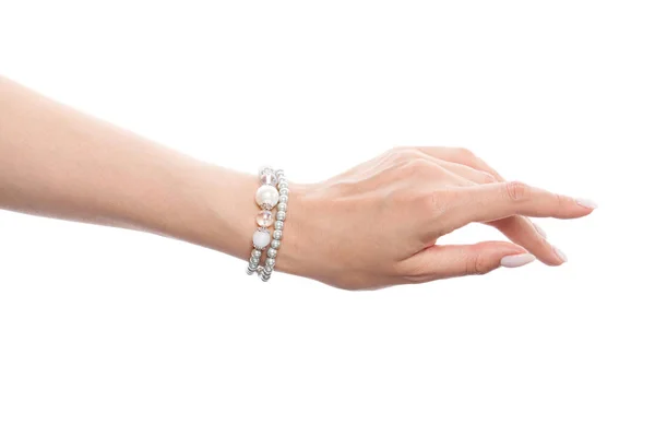 Hand trägt Silberschmuckarmband isoliert auf weißem Hintergrund — Stockfoto