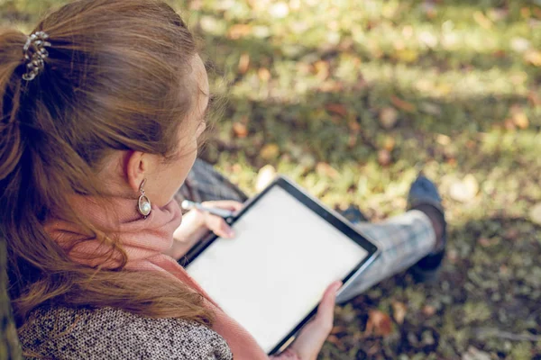 Wanita pebisnis sejati dengan laptop tablet bekerja di luar ruangan di taman — Stok Foto