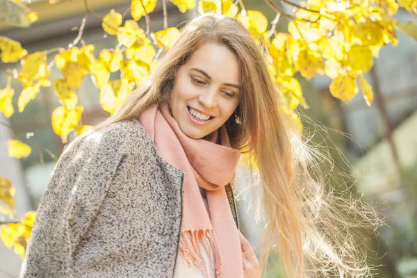 Piękna młoda kobieta uśmiechnięta na zewnątrz. Romantyczna dziewczyna w parku upadku — Zdjęcie stockowe