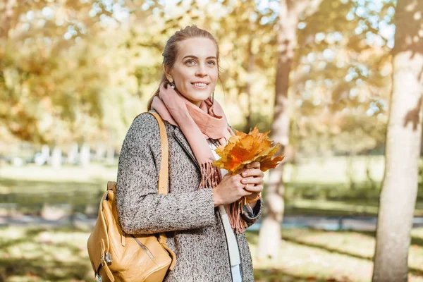 Romantisch meisje dromen in Fall Park. Mooie herfst vrouw — Stockfoto