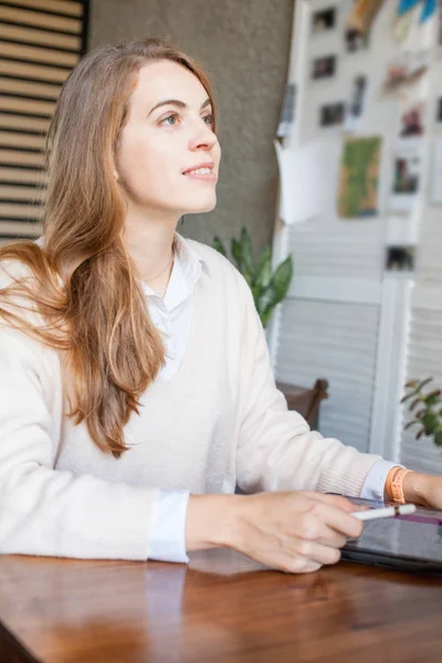 Όμορφη γυναίκα επιχείρηση που κάθεται με φορητό υπολογιστή gadget — Φωτογραφία Αρχείου