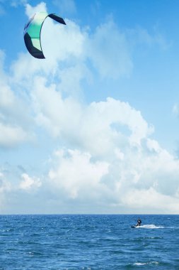 Paraşütle deniz inyüzeyinde gezen kitesurf. Yaz
