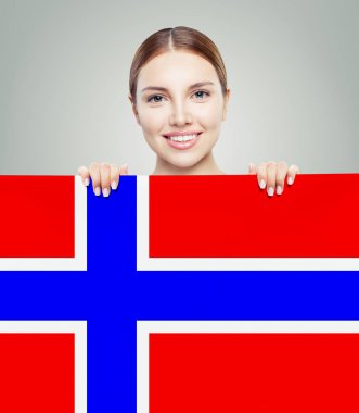 Norveç bayrağı arka plan ile gösteren neşeli esmer kadın.