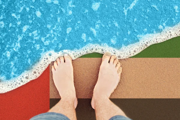 Spiaggia dei piedi, fondale marino. Piedi maschili in sabbia marina, vista dall'alto — Foto Stock