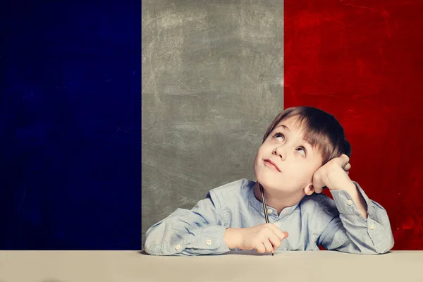 Fransızca dil kavramını öğrenin. Bayrağı Fransa ile mutlu çocuk öğrenci — Stok fotoğraf