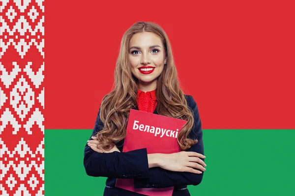 Adoro o conceito da Bielorrússia. Mulher feliz e livro vermelho com bandeira da Bielorrússia — Fotografia de Stock