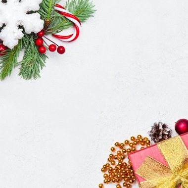 Noel konsepti. Kar tanesi, hediye, şeker, yeşil Xmas köknar dalı