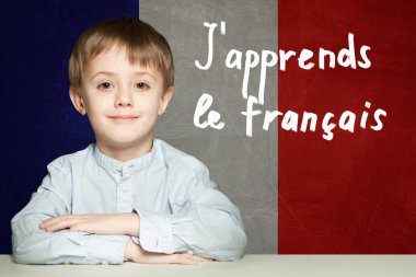 Fransızca dil kavramını öğrenin. Mutlu çocuk öğrenci