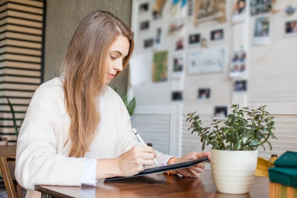 Mujer de negocios con gadget portátil trabajando en un lugar de oficina abierto — Foto de Stock