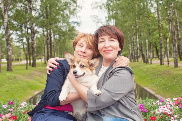 Lycklig kvinnlig familj med hund sällskapsdjur utomhus, livsstil porträtt — Stockfoto