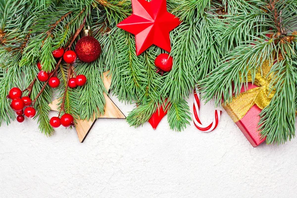 Πολύχρωμο φόντο με κλαδί χριστουγεννιάτικου δέντρου, κόκκινα μούρα — Φωτογραφία Αρχείου