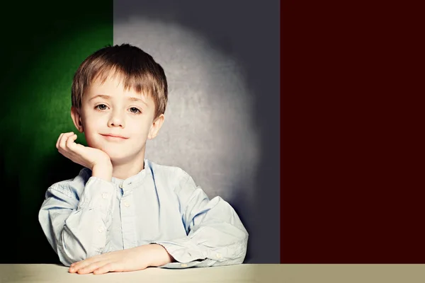 Italya bayrağı arka plan karşı çocuk çocuk öğrenci düşünme. — Stok fotoğraf
