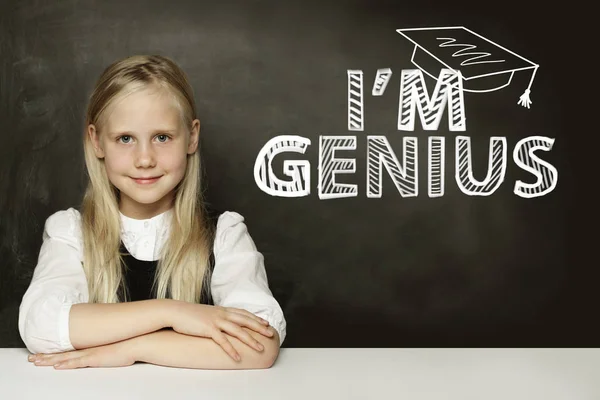 Joyeux enfant étudiant fille sur fond de tableau noir avec la science — Photo