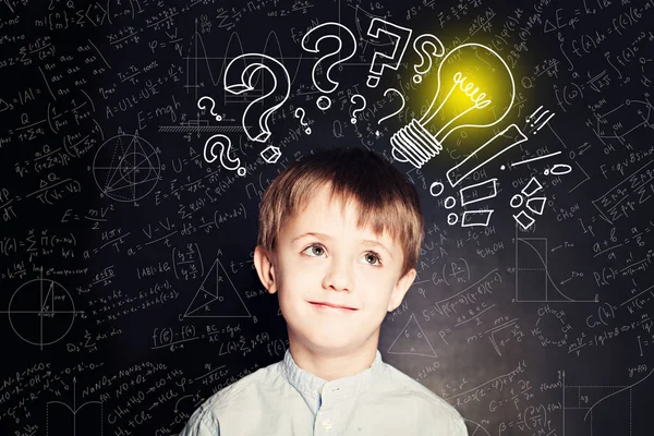 Niño de escuela con bombilla en el fondo. Concepto de idea científica — Foto de Stock