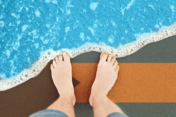 Sea Wave på den soliga sandstranden med flagg Samväldet i Bahamas. Utsikt från toppen på Surf. — Stockfoto